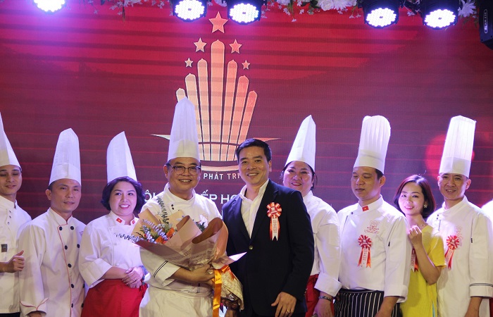 Ông Nguyễn Xuân Quỳnh - Tổng Thư ký Liên Chi hội Hội đầu bếp Việt Nam (VCF) tặng hoa chúc mừng ông Dương Văn Hùng, Chủ tịch Hội đầu bếp Hoàng gia Việt Nam nhiệm kỳ III.